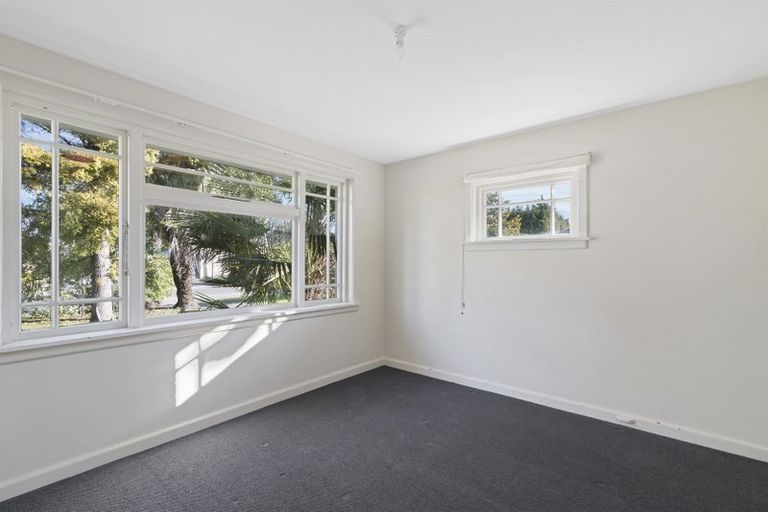 Photo of property in 122 Memorial Avenue, Burnside, Christchurch, 8053