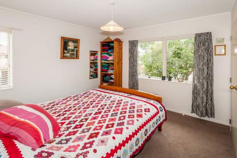 Photo of property in 2/28 Caribbean Drive, Unsworth Heights, Auckland, 0632