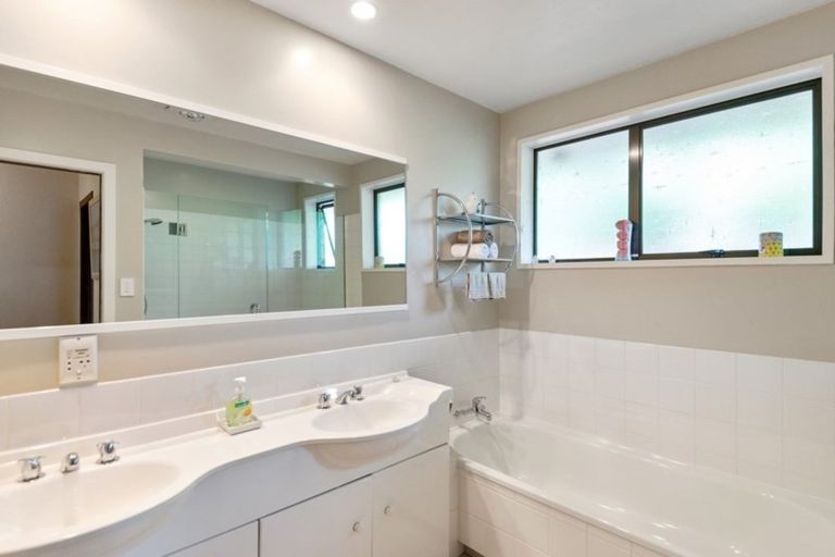 Photo of property in 5 Calbreath Place, Russley, Christchurch, 8042