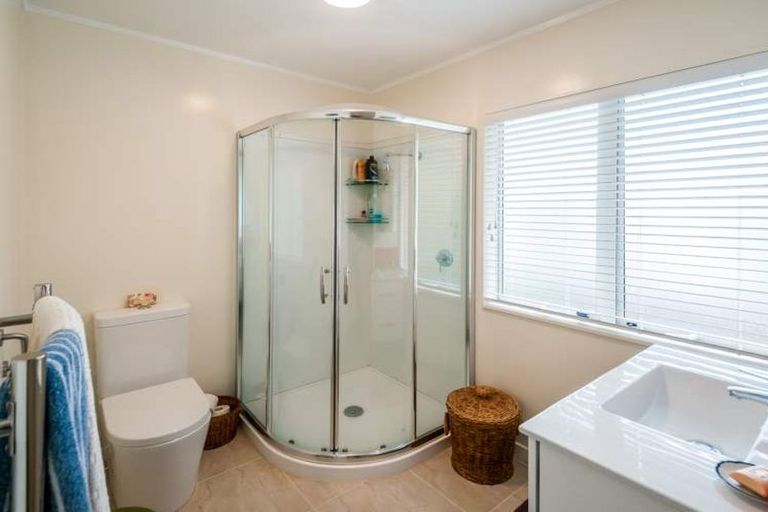 Photo of property in 2/28 Caribbean Drive, Unsworth Heights, Auckland, 0632