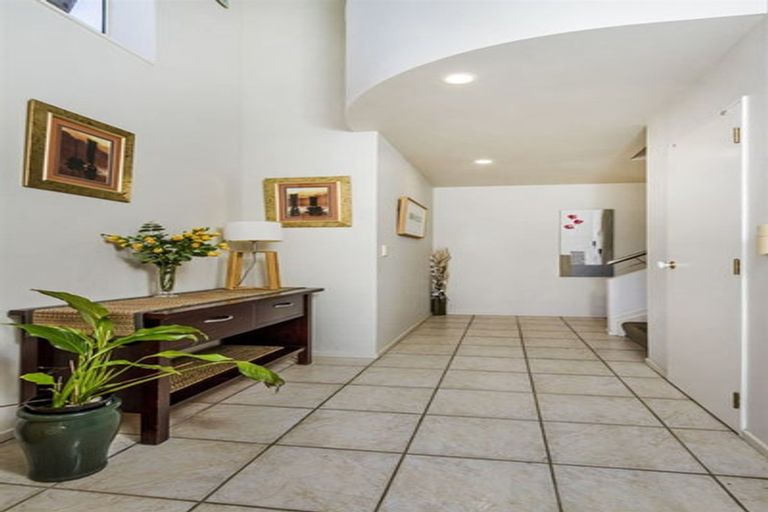 Photo of property in 3/133 Carlisle Road, Northcross, Auckland, 0632