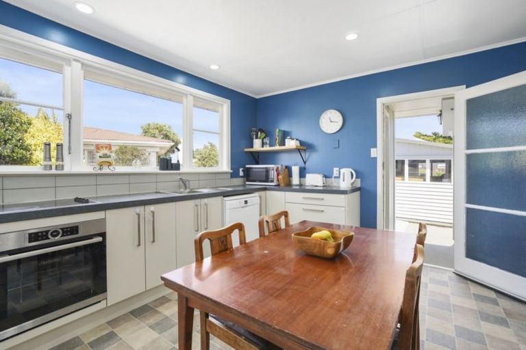 Photo of property in 6 Tararua Terrace, Cloverlea, Palmerston North, 4412