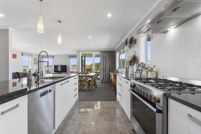 Photo of property in 43 Lakeside Terrace, Omokoroa, 3114