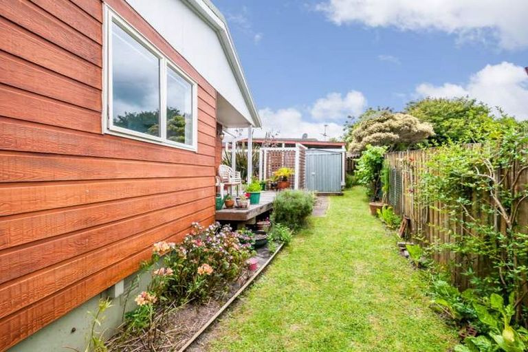Photo of property in 2/28 Caribbean Drive, Unsworth Heights, Auckland, 0632