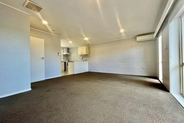Photo of property in 2/22 Chivalry Road, Glenfield, Auckland, 0629