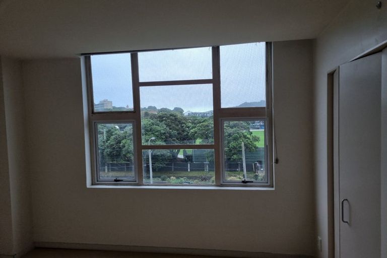 Photo of property in Grandstand Apartments, 4/80 Kent Terrace, Mount Victoria, Wellington, 6011