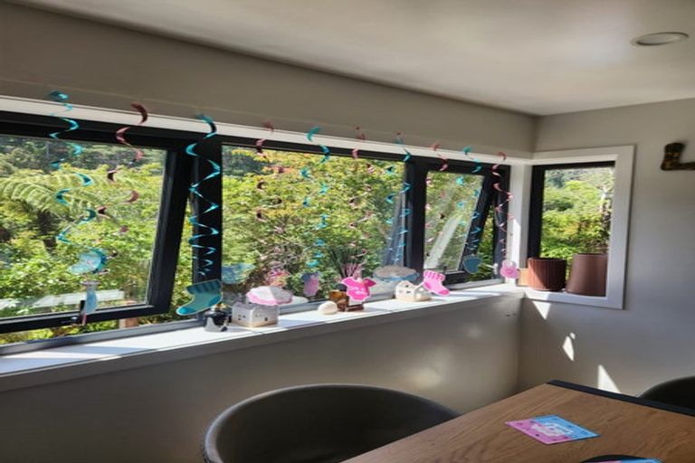 Photo of property in 6a Elmslie Road, Pinehaven, Upper Hutt, 5019