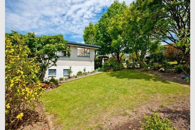 Photo of property in 1 Hume Drive, Hillcrest, Auckland, 0627