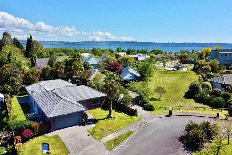 Photo of property in 16 Capricorn Place, Kawaha Point, Rotorua, 3010