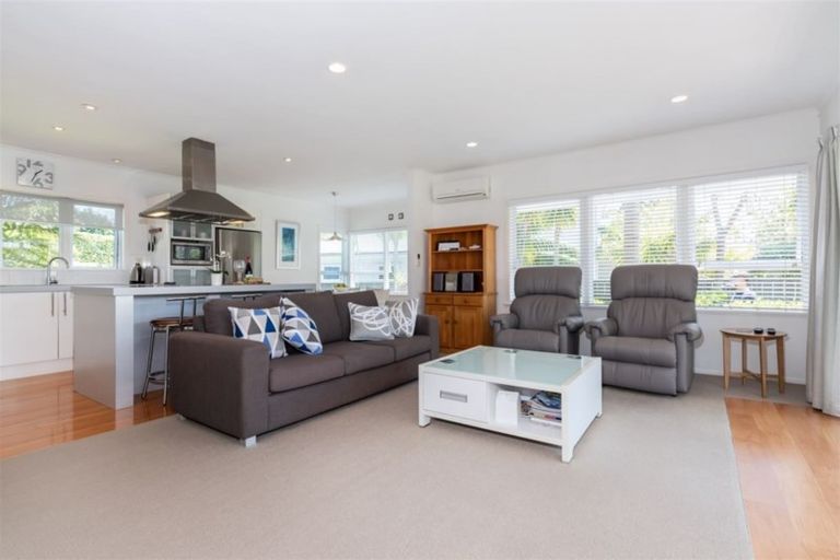 Photo of property in 107 Shakespeare Road, Milford, Auckland, 0620