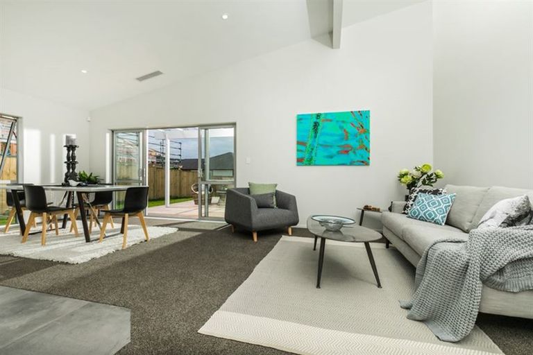 Photo of property in 8 Sir Lincoln Drive, Kumeu, 0810