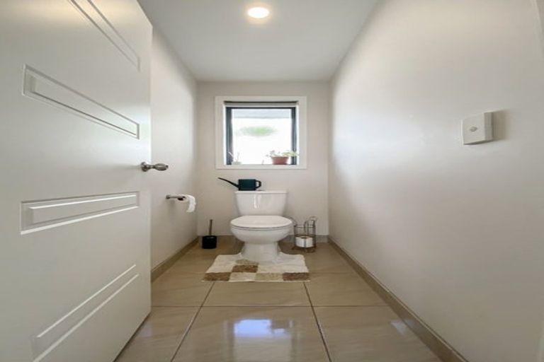 Photo of property in 89 Lake Panorama Drive, Henderson Valley, Auckland, 0612