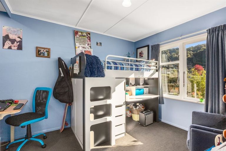 Photo of property in 27 Gardiner Grove, Wainuiomata, Lower Hutt, 5014