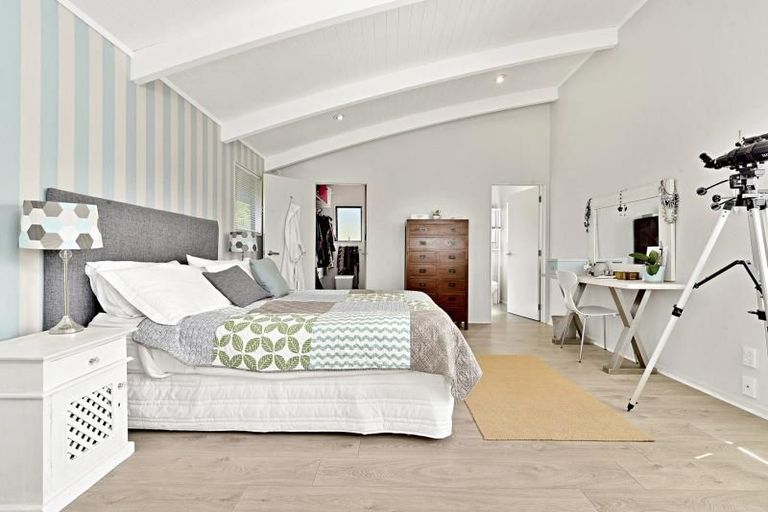 Photo of property in 15b Melandra Road, Stanmore Bay, Whangaparaoa, 0932