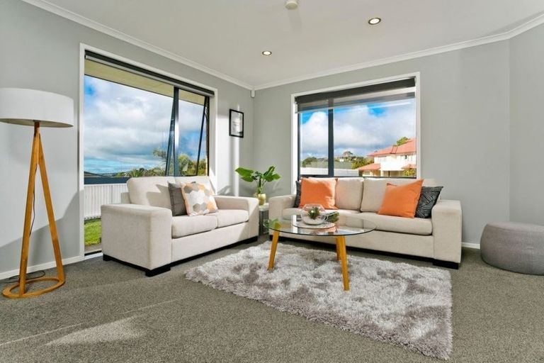 Photo of property in 21 Nottingham Place, Northcross, Auckland, 0630
