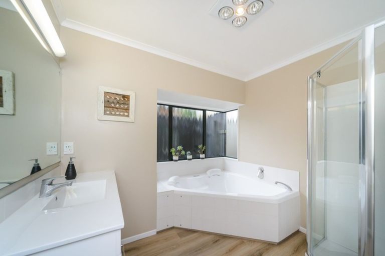 Photo of property in 135 Summerhill Drive, Fitzherbert, Palmerston North, 4410