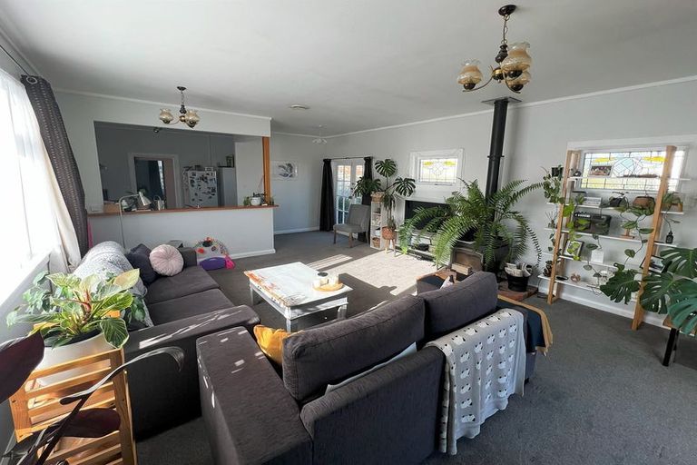 Photo of property in 49 Weraroa Road, Levin, 5510
