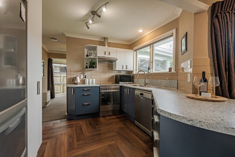 Photo of property in 1 Athlone Place, Hokowhitu, Palmerston North, 4410