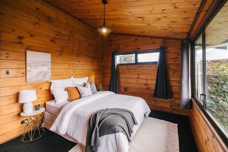 Photo of property in 12 Suzanne Grove, Kelvin Grove, Palmerston North, 4414