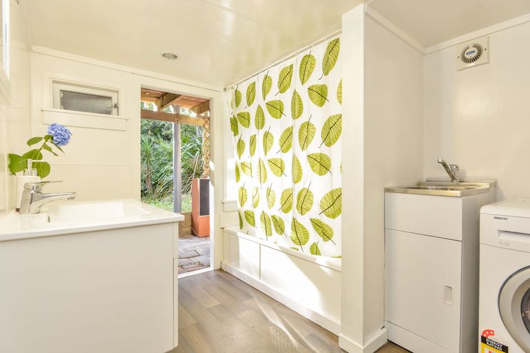 Photo of property in 65 Warner Park Avenue, Laingholm, Auckland, 0604