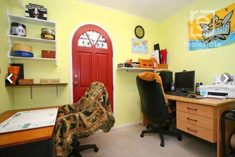 Photo of property in 11 Glenmore Road, Sunnyhills, Auckland, 2010