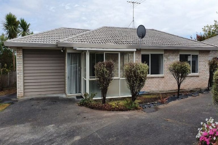 Photo of property in 1/2 Doment Crescent, Orewa, 0931