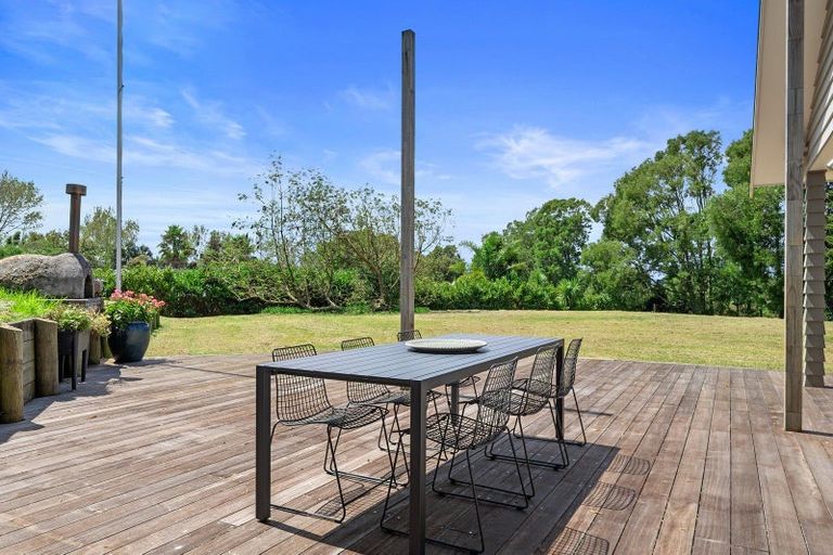 Photo of property in 949 State Highway 16, Waimauku, 0812