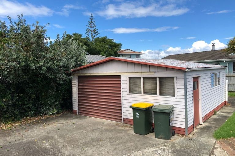 Photo of property in 30 Darren Crescent, Half Moon Bay, Auckland, 2012