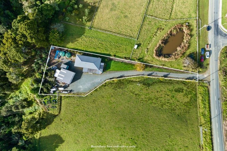 Photo of property in 46 Franklin Road, Paparoa, 0571