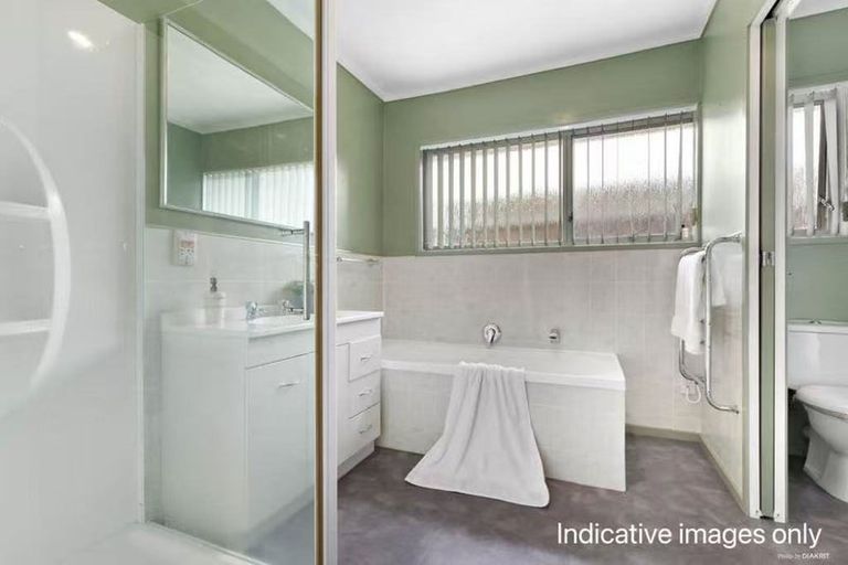 Photo of property in 1/31 Borrowdace Avenue, Botany Downs, Auckland, 2010