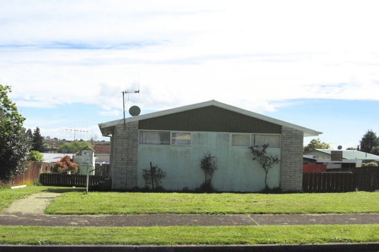 Photo of property in 4 Dingadee Street, Welcome Bay, Tauranga, 3112