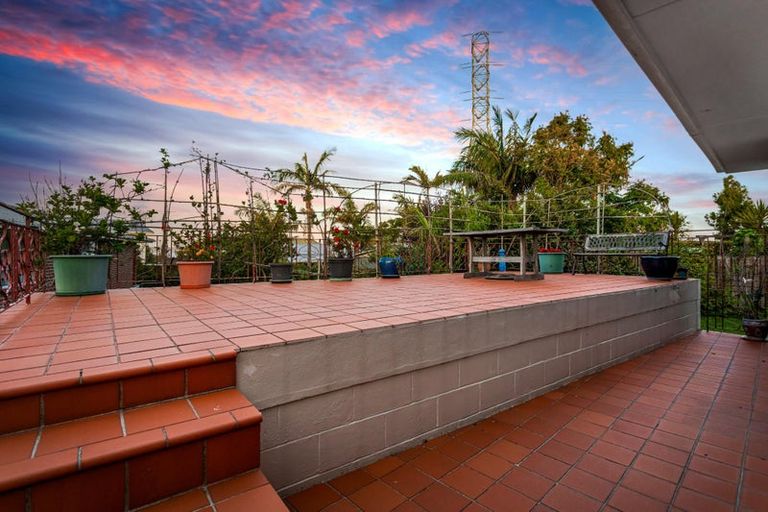 Photo of property in 33 Tiroroa Avenue, Te Atatu South, Auckland, 0610