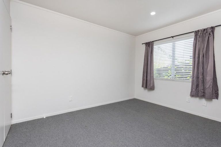 Photo of property in 18 Totaravale Drive, Totara Vale, Auckland, 0629