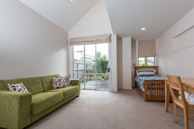 Photo of property in 2/50 The Esplanade, Eastern Beach, Auckland, 2012