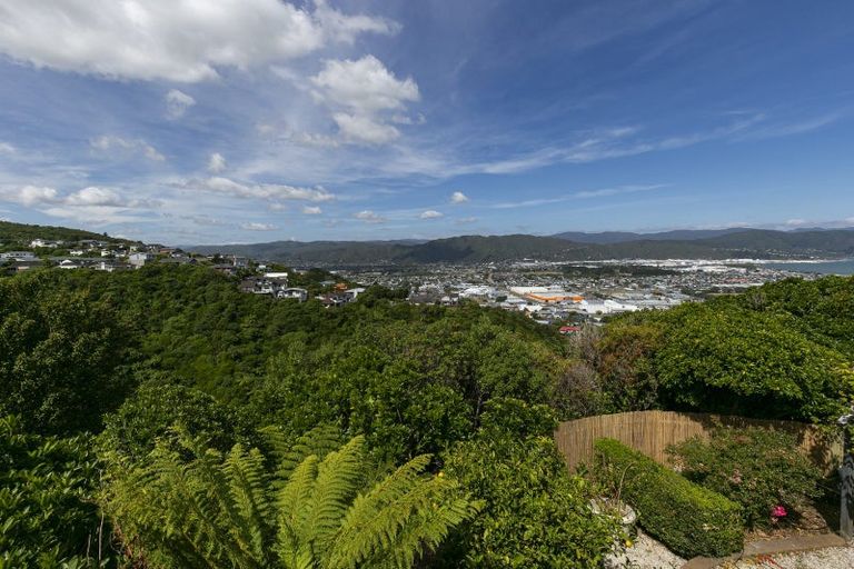 Photo of property in 19 George Gee Drive, Korokoro, Lower Hutt, 5012