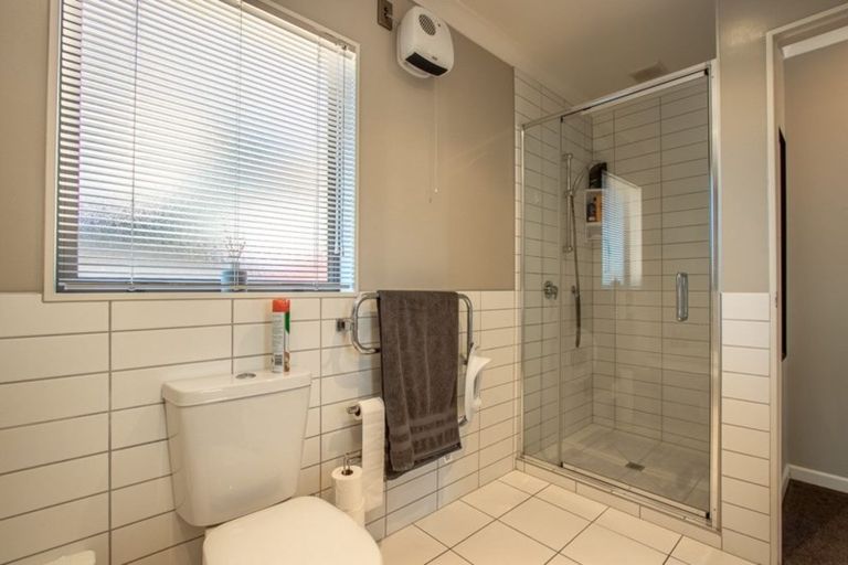 Photo of property in 17 Bluewater Place, Paraparaumu, 5032