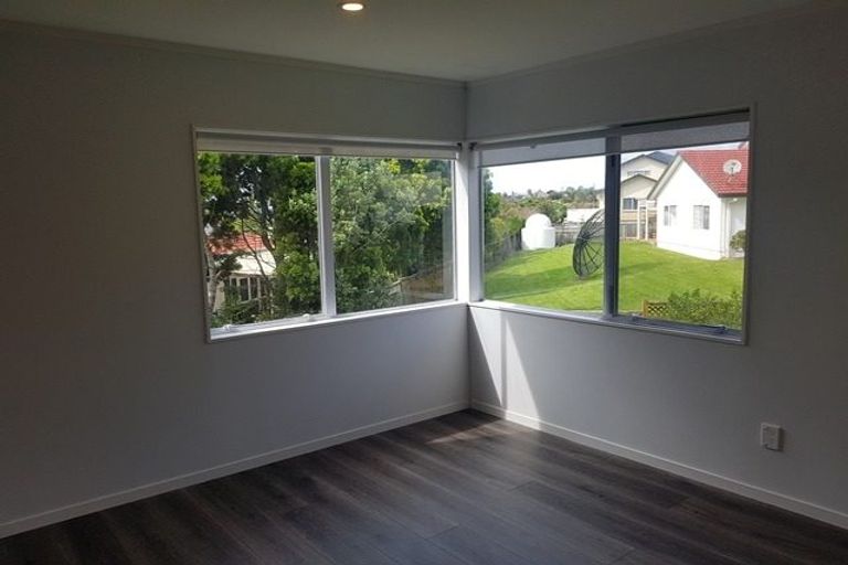 Photo of property in 60 Lagoon Way, West Harbour, Auckland, 0618