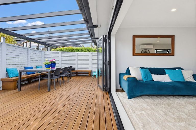 Photo of property in 1/15 Claresholm Place, Mangere Bridge, Auckland, 2022