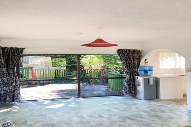 Photo of property in 28 Barker Rise, Northcross, Auckland, 0632