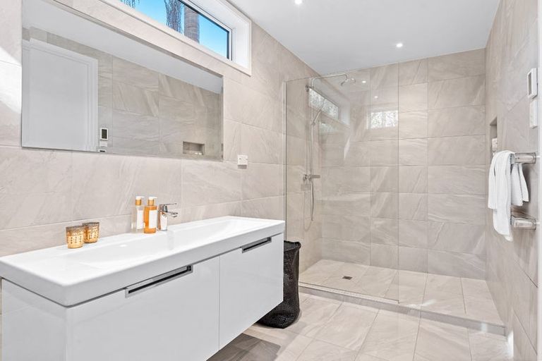 Photo of property in 15c Rodney Road, Northcote Point, Auckland, 0627