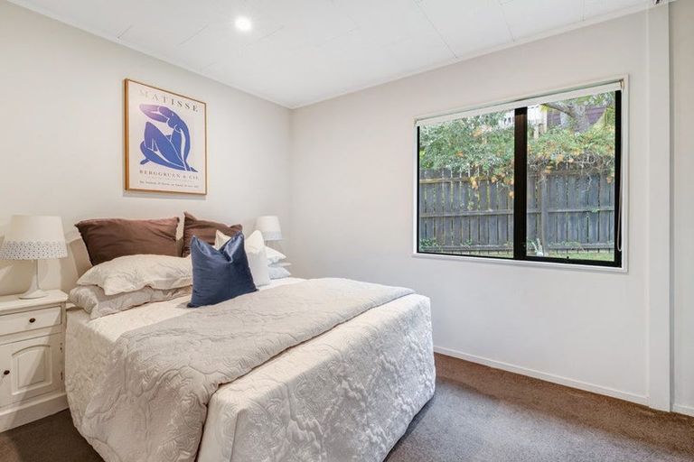Photo of property in 2/15 Exeter Place, Unsworth Heights, Auckland, 0632