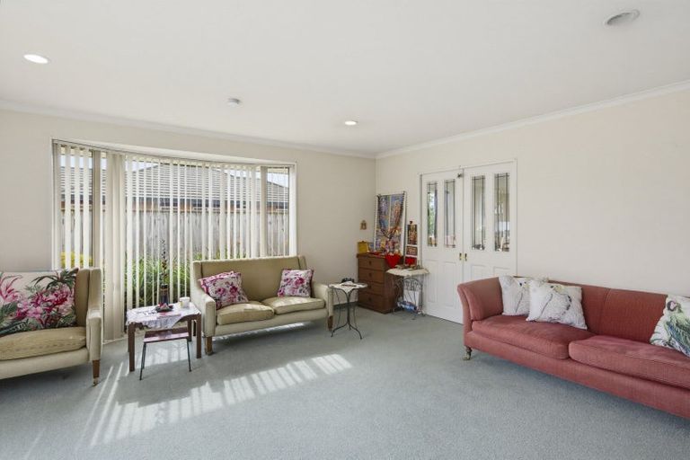 Photo of property in 74 Guildford Drive, Paraparaumu, 5032