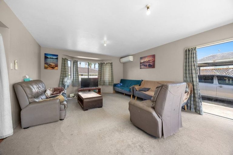 Photo of property in 2/49 Clevedon Road, Papakura, 2110