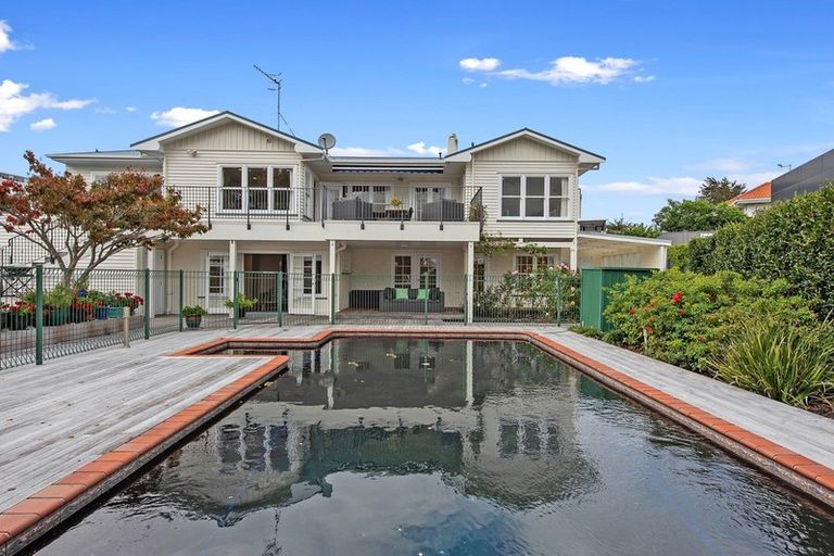 Photo of property in 30 Lake Crescent, Hamilton Lake, Hamilton, 3204