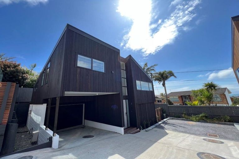 Photo of property in 10 Tapatai Place, Castor Bay, 0620