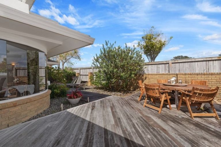 Photo of property in 2/1 Hyde Road, Rothesay Bay, Auckland, 0630