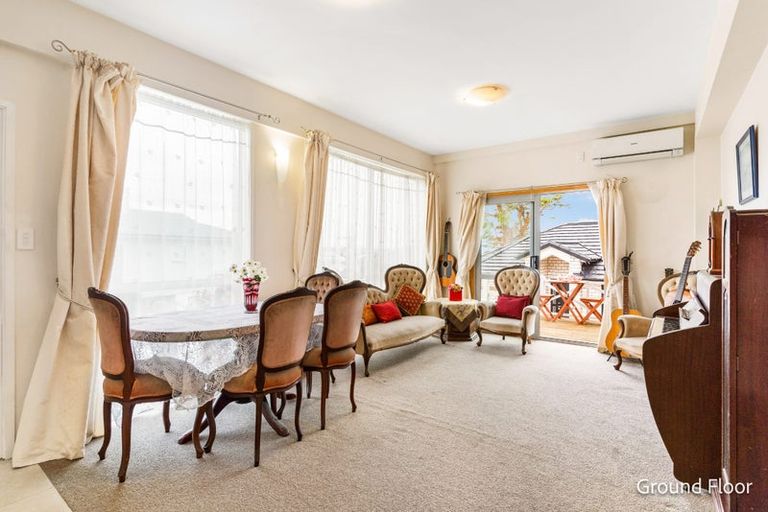 Photo of property in 42 Ellesmere Crescent, Pakuranga Heights, Auckland, 2010