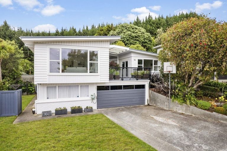Photo of property in 53 Sunrise Boulevard, Tawa, Wellington, 5028