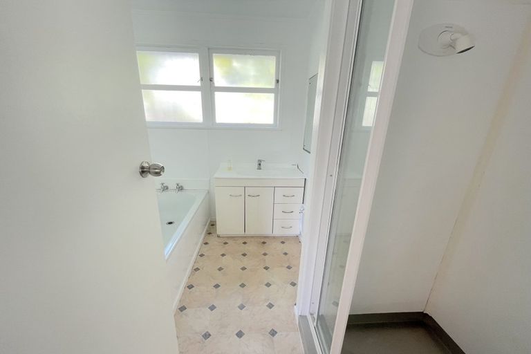 Photo of property in 77 Vandeleur Avenue, Birkdale, Auckland, 0626