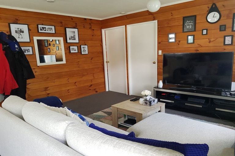 Photo of property in 11 Oxford Street, Tawa, Wellington, 5028